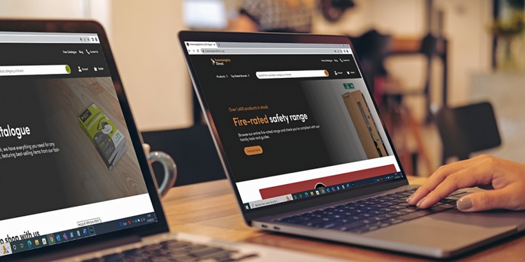 Photo d'une personne navigant sur les sites e-commerce d'IronmongeryDirect et ElectricalDirect