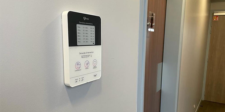 Photo of a MerciYanis box that corresponds to a connected solution for the passage sheets in sanitary facilities