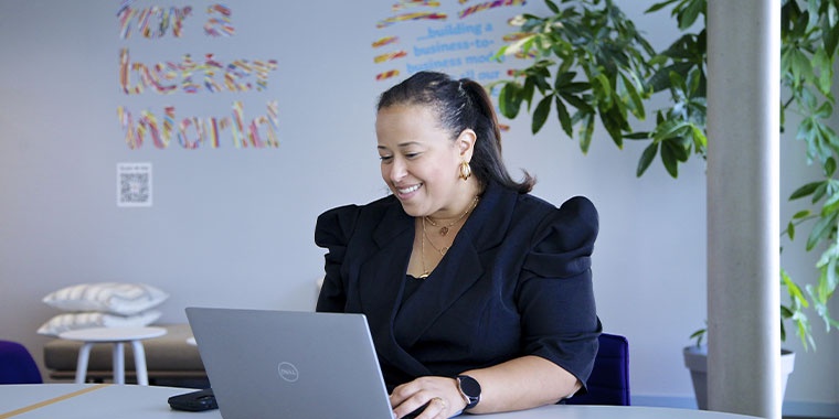 Manutan france employee watching her computer