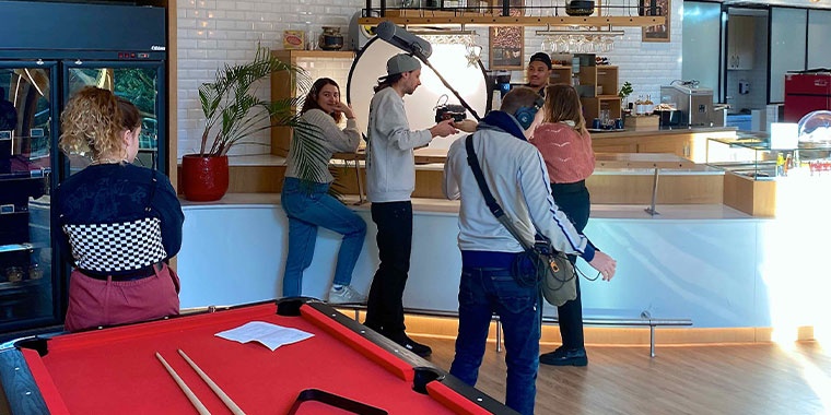 Photo de l'équipe de tournage dans la cafétéria du campus Manutan