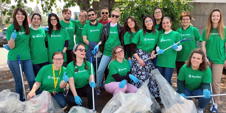 Photo de collaborateurs Manutan italie ayant ramassé des déchets