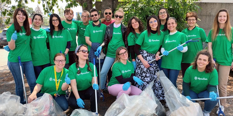 Photo de collaborateurs Manutan italie ayant ramassé des déchets 