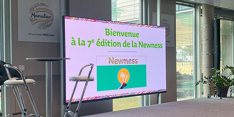 Photo d'un grand écran avec pour inscription Bienvenue à la 7ème édition de la Newness