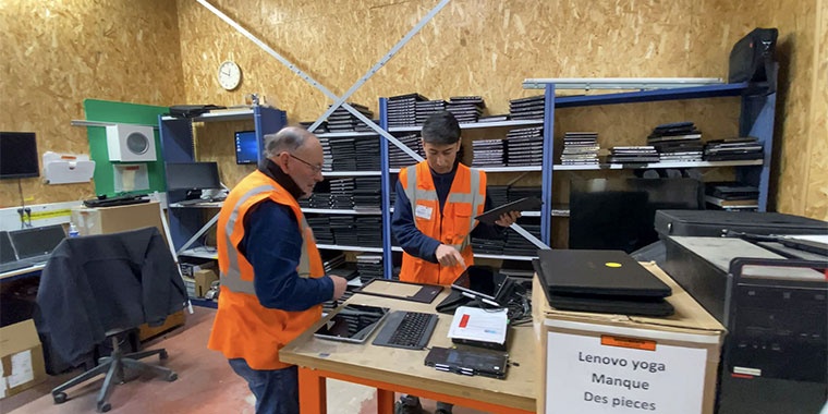 Photo de deux hommes réparant des ordinateurs 