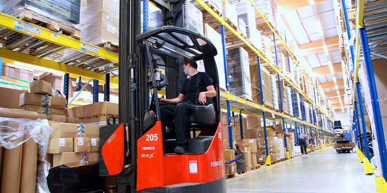 Photo of an employee in a Manutan warehouse