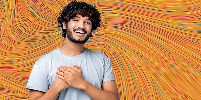 Homme souriant sur un arrière-plan orange