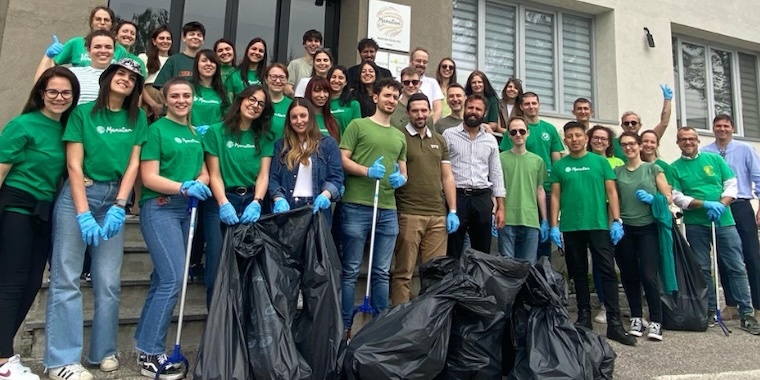 Les collaborateurs de Manutan ramassent des déchets autour de leurs locaux