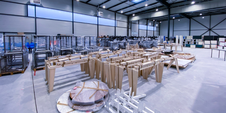 Photo prise a sein du hub présentant des tables et des étagères collectés