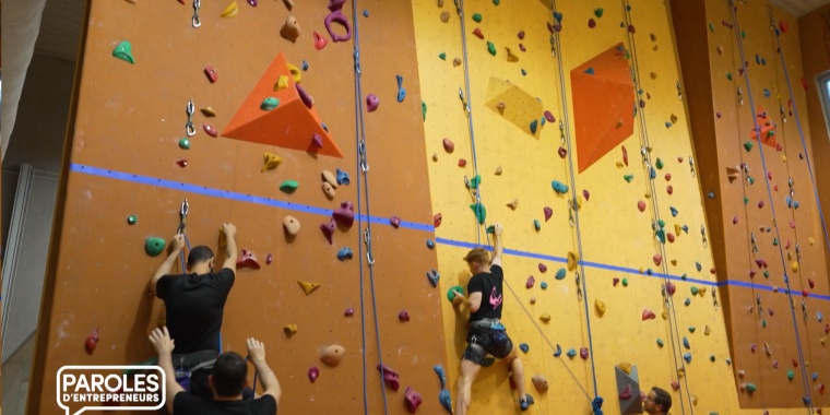 Photo de collaborateurs Manutan utilisant le mur d'escalade