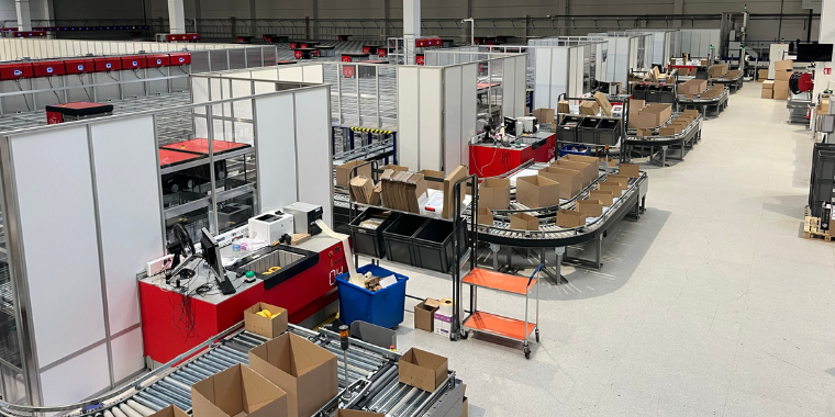 Vue de l'entrepôt Manutan à Gonesse montrant le système AutoStore® en fonctionnement.