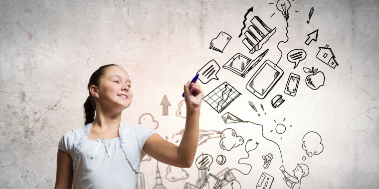 Jeune dessinant pour représenter le jeu concours « Dessine-moi ta classe de demain »