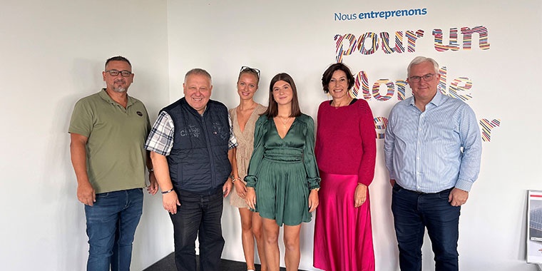 Photo des équipes de Papeteries Pichon célébrant la certification