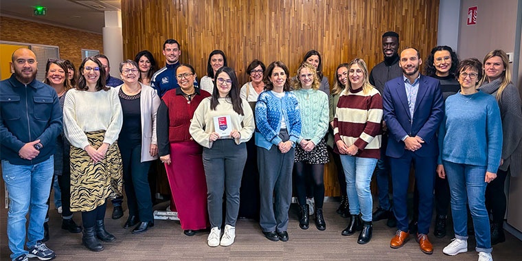 Photo de collaborateurs Manutan avec le trophée GPTW