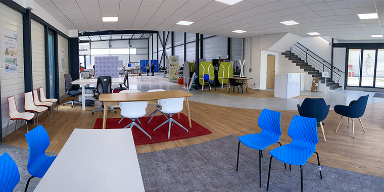 Photo du showroom dédié à l'offre de seconde main présentant les produits vendus