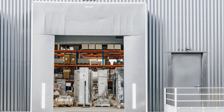 Vue extérieure montrant l’intérieur d’un entrepôt logistique