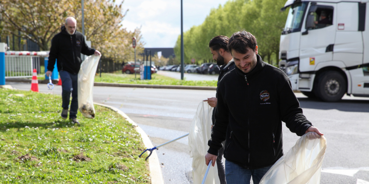 Des collaborateurs de Manutan ramassent des déchets aux abords du site de l’entreprise, lors d’une opération de nettoyage en plein air pendant le mois dédié à la RSE