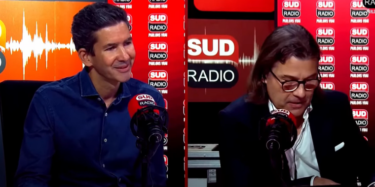 Xavier Guichard et Thomas Binet en discussion dans le studio de Sud Radio pendant l’émission Osez Entreprendre