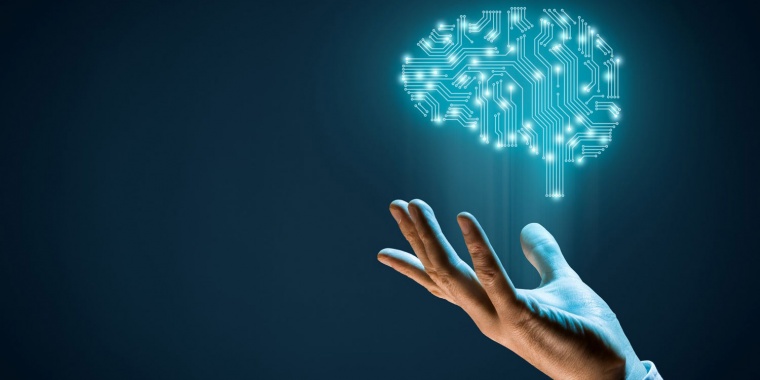 Hologramme en forme de cerveau avec une main en-dessous pour représenter la solution d’IA de Target2Sell