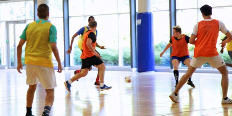 Collaborateurs jouant au football pour montrer le Centre Sportif de Manutan