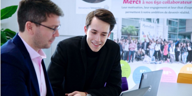 Deux personnes discutant pour illustrer la stratégie « Culture du Feedback » que Manutan utilise pour ses collaborateurs
