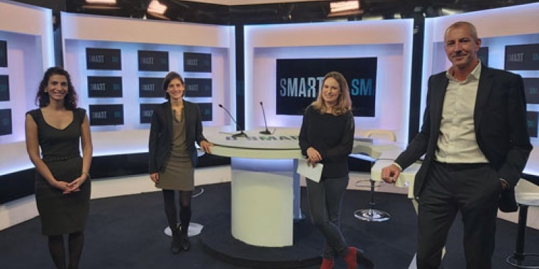 Julie Dang Tran et trois autres personnes sont sur le plateau de la chaîne B Smart