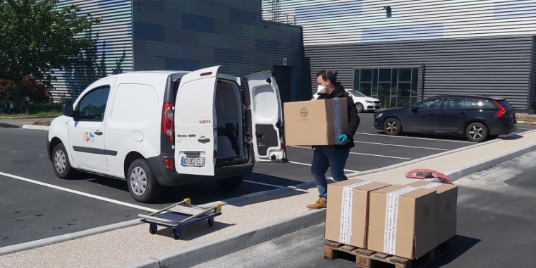 Employee from Manutan France loading a truck with Covid products