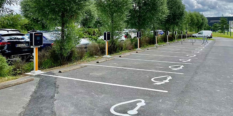 Photo des bornes de recharges électriques sur le parking du siège de Manutan