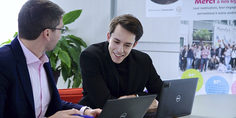 Photo de deux collaborateurs Manutan