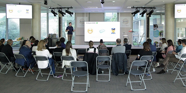 Photo of a man presenting his start-up to Manutan employees