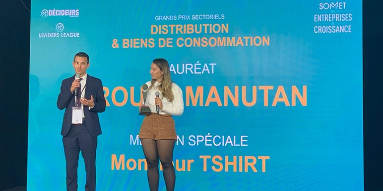 Photo représentant Antoine Compin et Elisa Duthil sur un podium lors de la remise du trophée or sommet des entreprises de croissance
