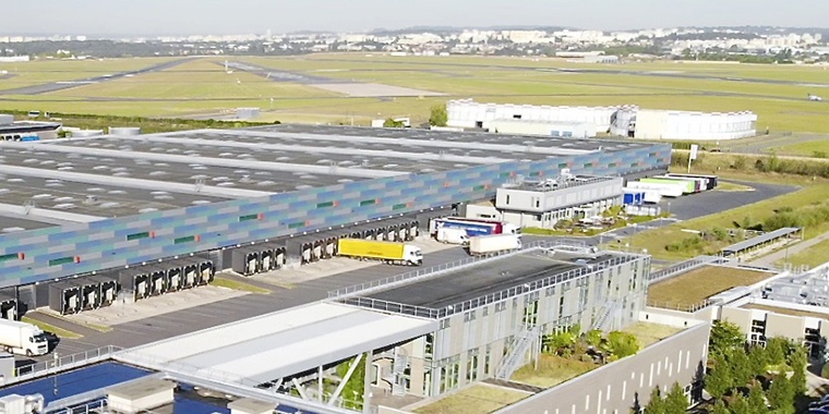 Photo of the Manutan warehouse in Gonesse with the delivery platforms