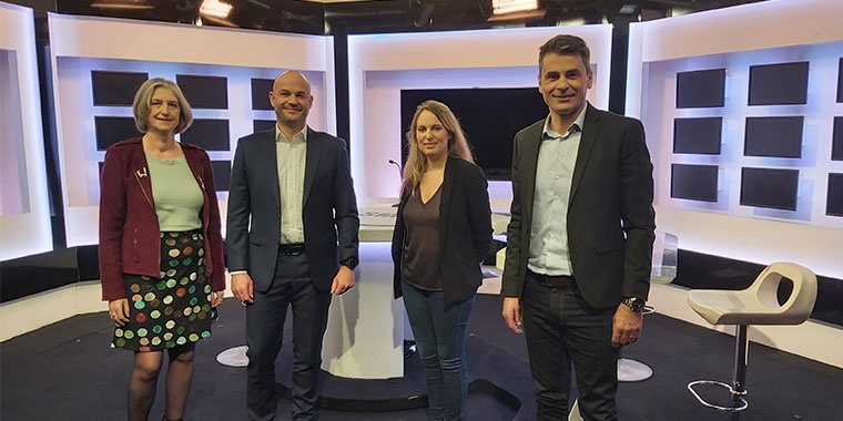 Photo de Cécile Roche, Aurélie Planeix, Olivier Cornut et Fabrice Gicquere sur le plateau de BSMART