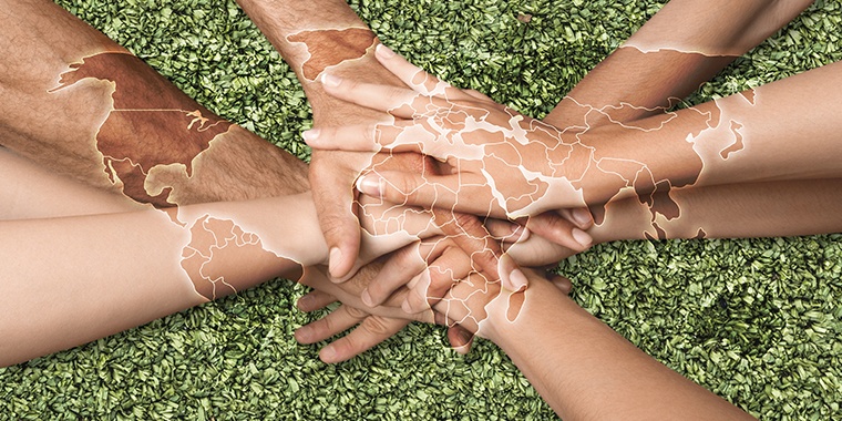 Image avec des mains les unes sur les autres, illustrant la RSE et la solidarité