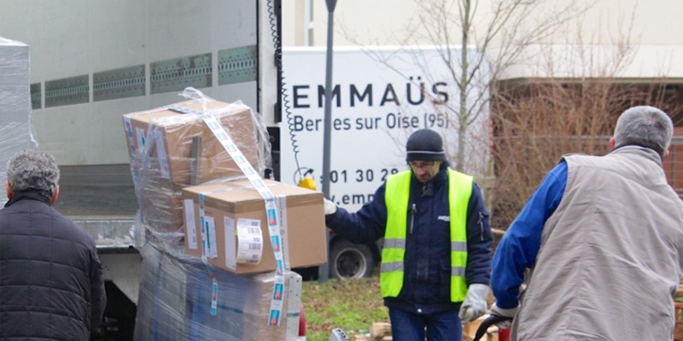 Photo de collaborateurs chargeant un camion de produits pour Emmaüs